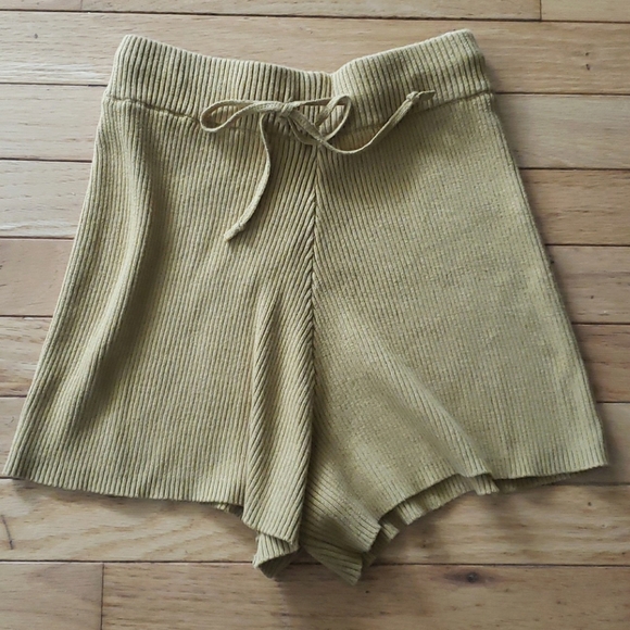 NWT Lullaby Club Alex Shorts in Mustard - Picture 2 of 6